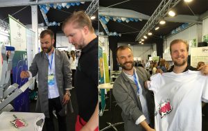 Jonas XXXX från Högskolan i Borås redesignar en t-shirt till en glad besökare